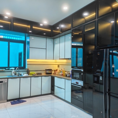 Tủ bếp nhựa cánh nhôm kính cường lực